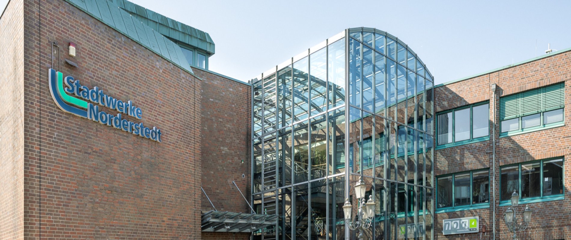 das Hauptgebäude der Stadtwerke Norderstedt vor blauem Himmel